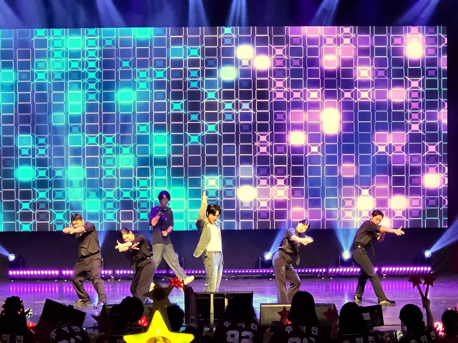 800석 대극장 나눔콘서트, 대표가 현장 총괄로 직접 진행 — 현장 사진(참석자 얼굴 흐림)