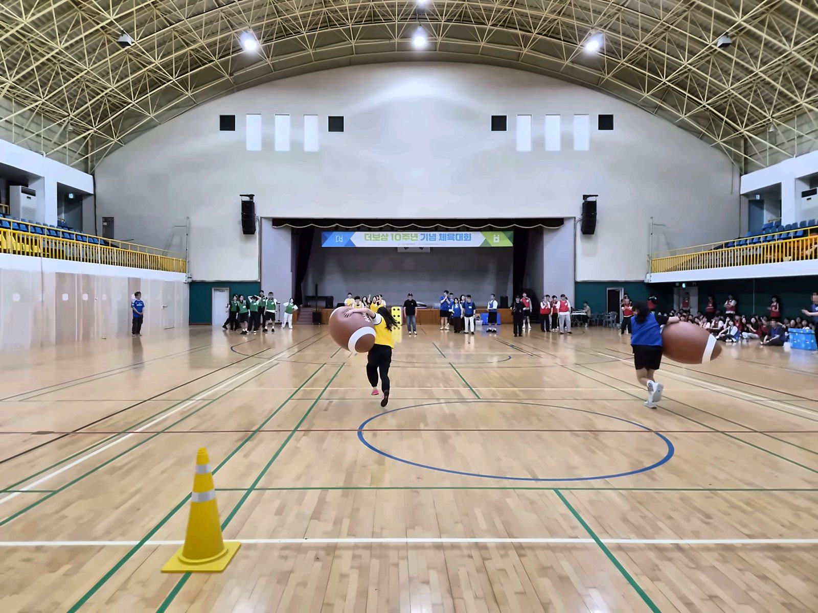 임직원 200명 체육대회, 야외 대신 실내체육관으로 옮겨 치른 10주년 행사 — 현장 사진